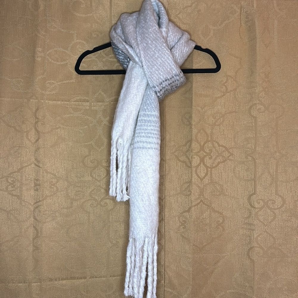 LC Lauren Conrad White Gray Ombre Striped Fuzzy Knit Fringe‎ Winter Chunky Scarf